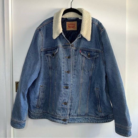 Levi's Jackets & Blazers - NWOT LEVI JEAN JACKET